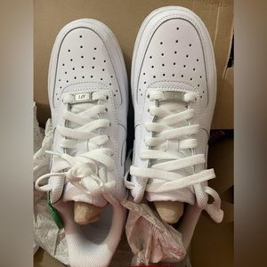 Nike AF1 brand new.never been used! I don't accept any offer due to the apps fee